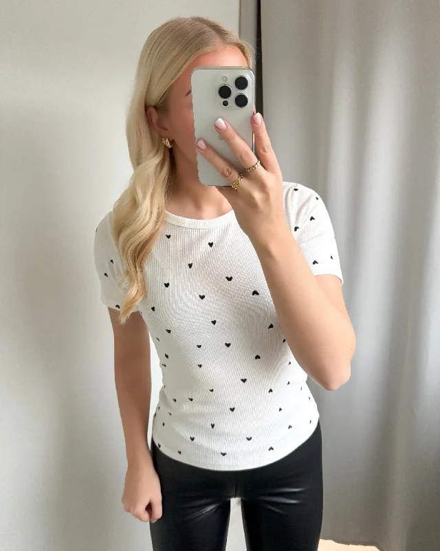 JDY t-shirt sofia ss print cloud dancer/black heart-- Elegant Classic Vintage