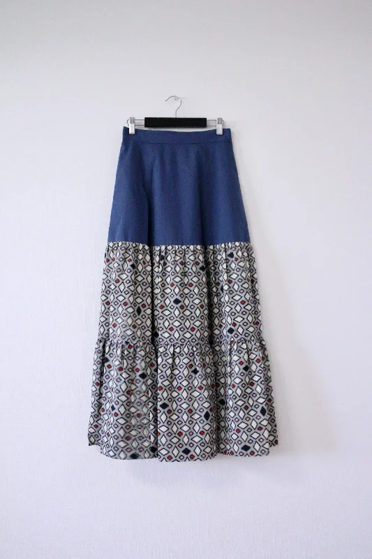 Dia -Meisen Teered Skirt Navy asymmetrical skirt cut